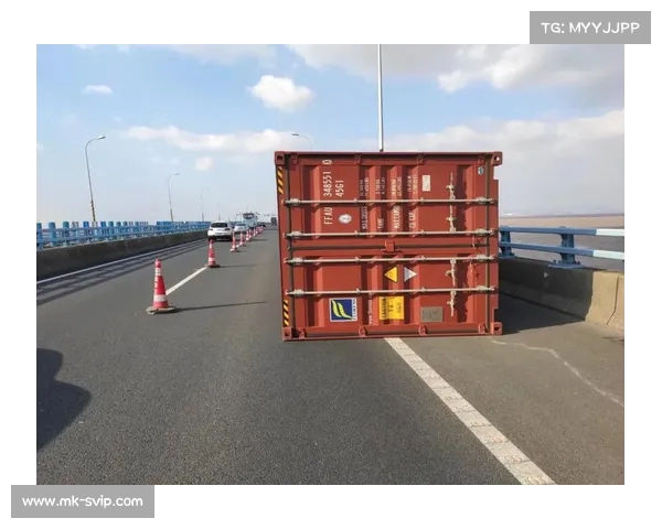 今日凌晨G海高速发生铁船翻落事故 造成交通大堵塞